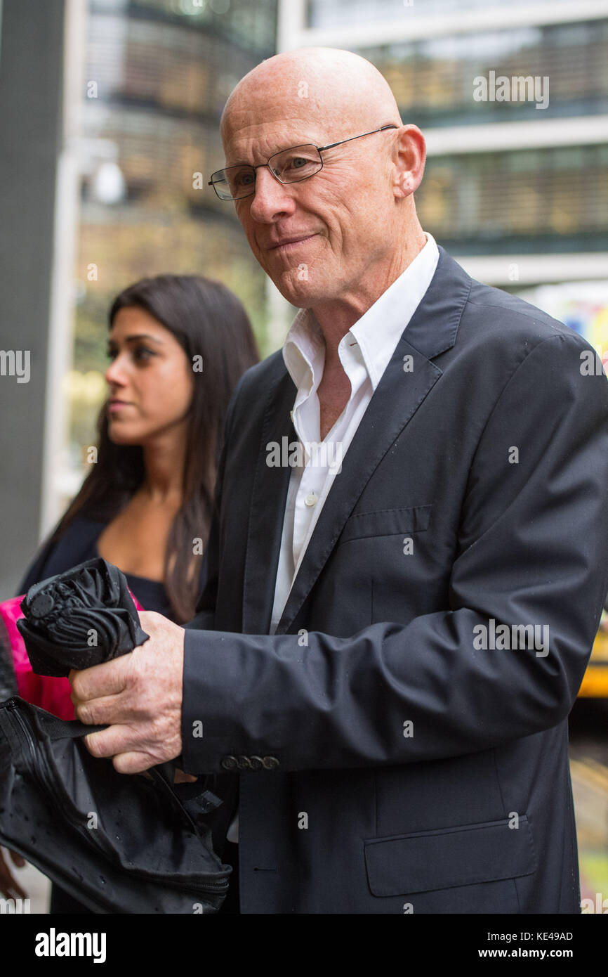 Il miliardario Phones4u John Caudwell arriva alla High Court di Londra, dove si prevede di dare prove. Foto Stock