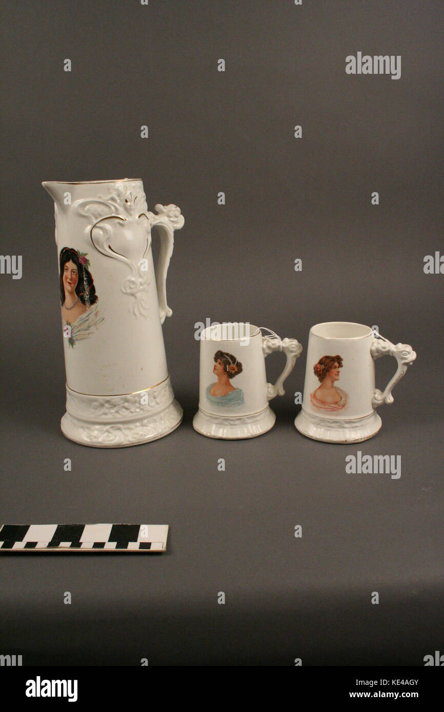Bianco di ceramica brocca e Steins con trasferimento di colore di donna Vittoriano Foto Stock