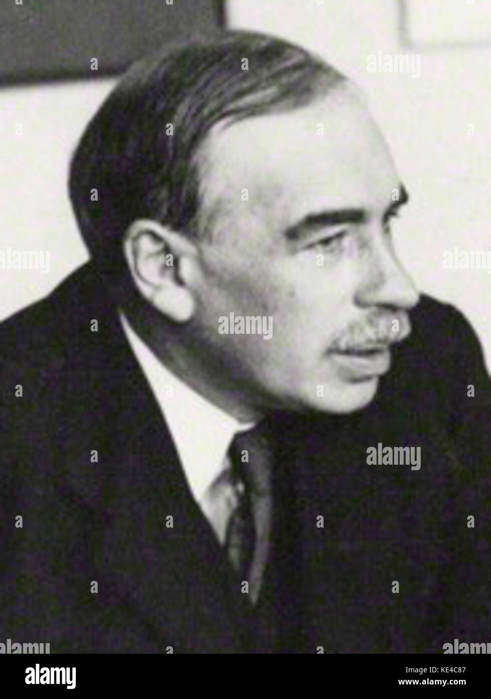 1930 JOHN MAYNARD KEYNES ECONOMISTA BARONE DI TILTON GUARDANDO LA