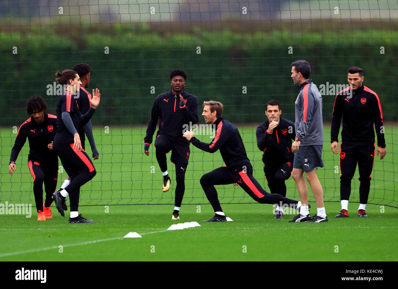 Nacho Monreal (centro) dell'Arsenal durante la sessione di formazione a London Colney, Londra. PREMERE ASSOCIAZIONE foto. Data immagine: Mercoledì 18 ottobre 2017. L'Arsenale affronta la Red Star Belgrado nella partita Europa League di domani sera. Guarda la storia dell'arsenale DI CALCIO della PA. Il credito fotografico dovrebbe essere: Tim Goode/PA Wire Foto Stock