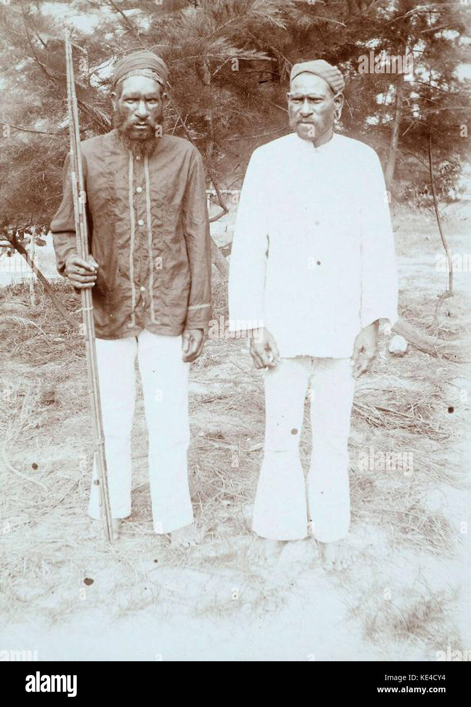 Ritratto di un korano (capo villaggio) e un capitano da Tarpia Collectie stichting Nationaal Museum van Wereldculturen TM 60010143 Foto Stock