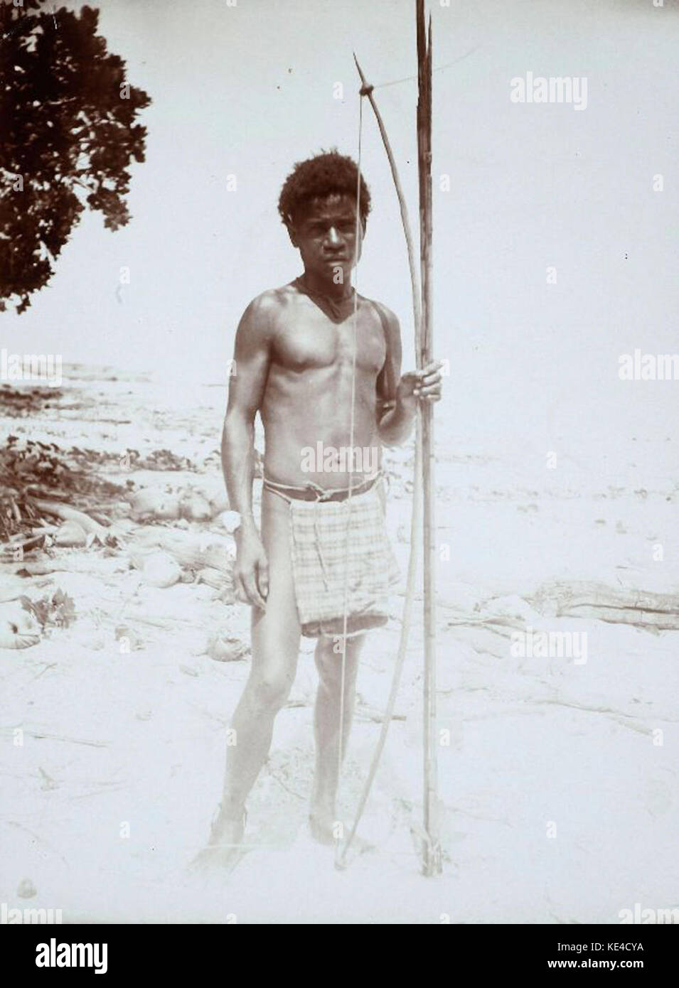 Ritratto di un giovane uomo con arco e frecce sulla spiaggia Collectie stichting Nationaal Museum van Wereldculturen TM 60010157 Foto Stock