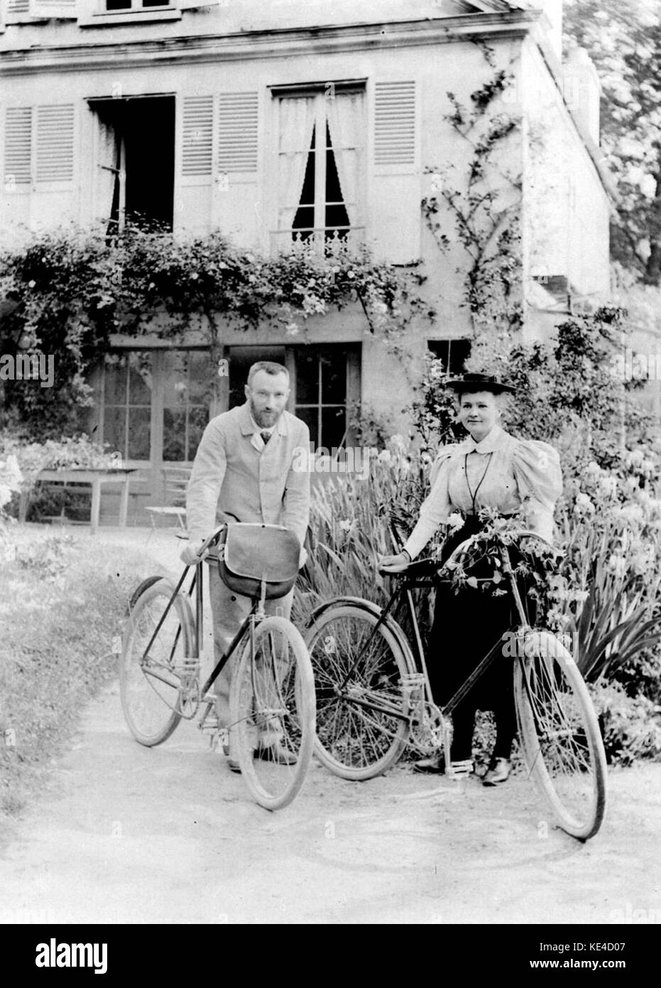 Pierre et Marie Curie devant leur maison de Sceaux en 1895 Foto Stock