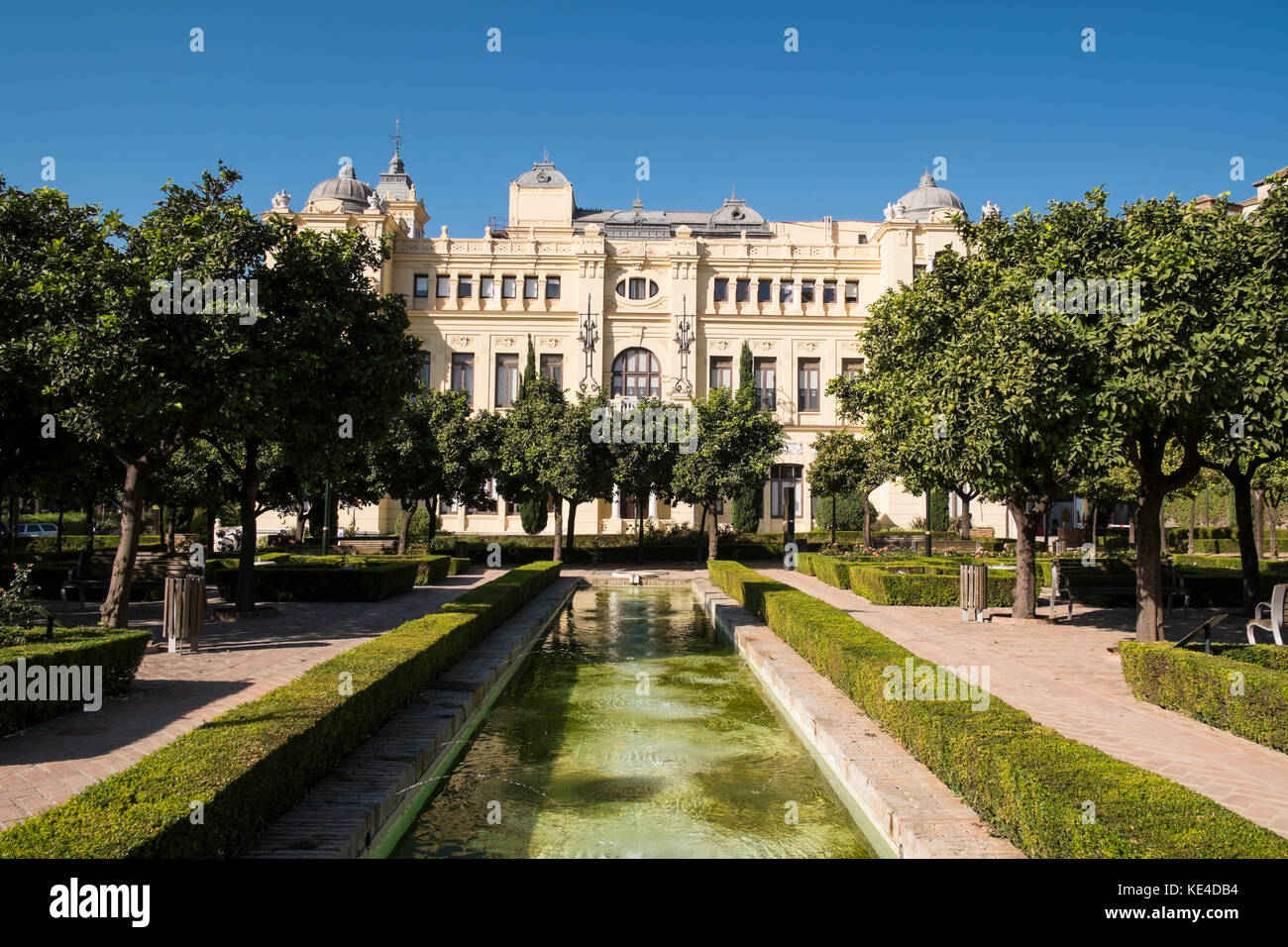 Jardines de Pedro Luis Alonso y ayuntamiento (Pedro Luis Alonso i giardini e il municipio). Málaga, Spagna. Foto Stock