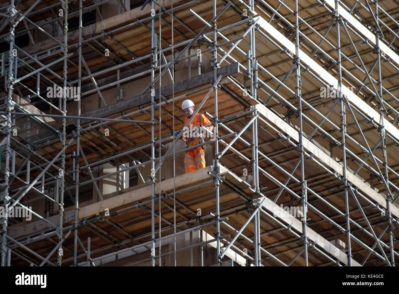 Nuova stazione scotrail revamping di Queen Street, Glasgow maschile lavoratore edile elmetto sul ponteggio sky spazio di copia Foto Stock