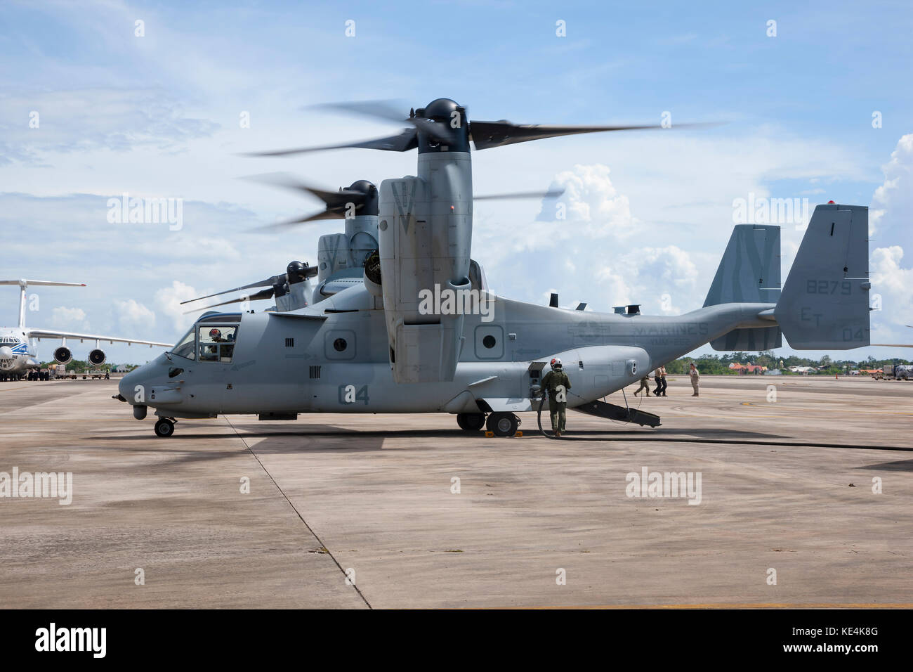 Bell Boeing V-22 Osprey, rotori in esecuzione di fare rifornimento di carburante in un aeroporto, Stati Uniti marines corp Foto Stock