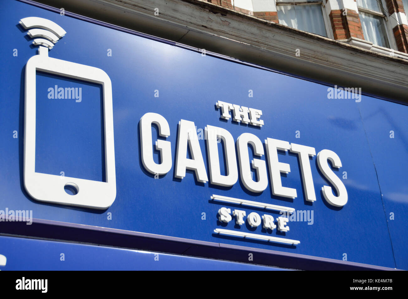 I gadget store shop segno, North Finchley, Londra, Regno Unito. Foto Stock