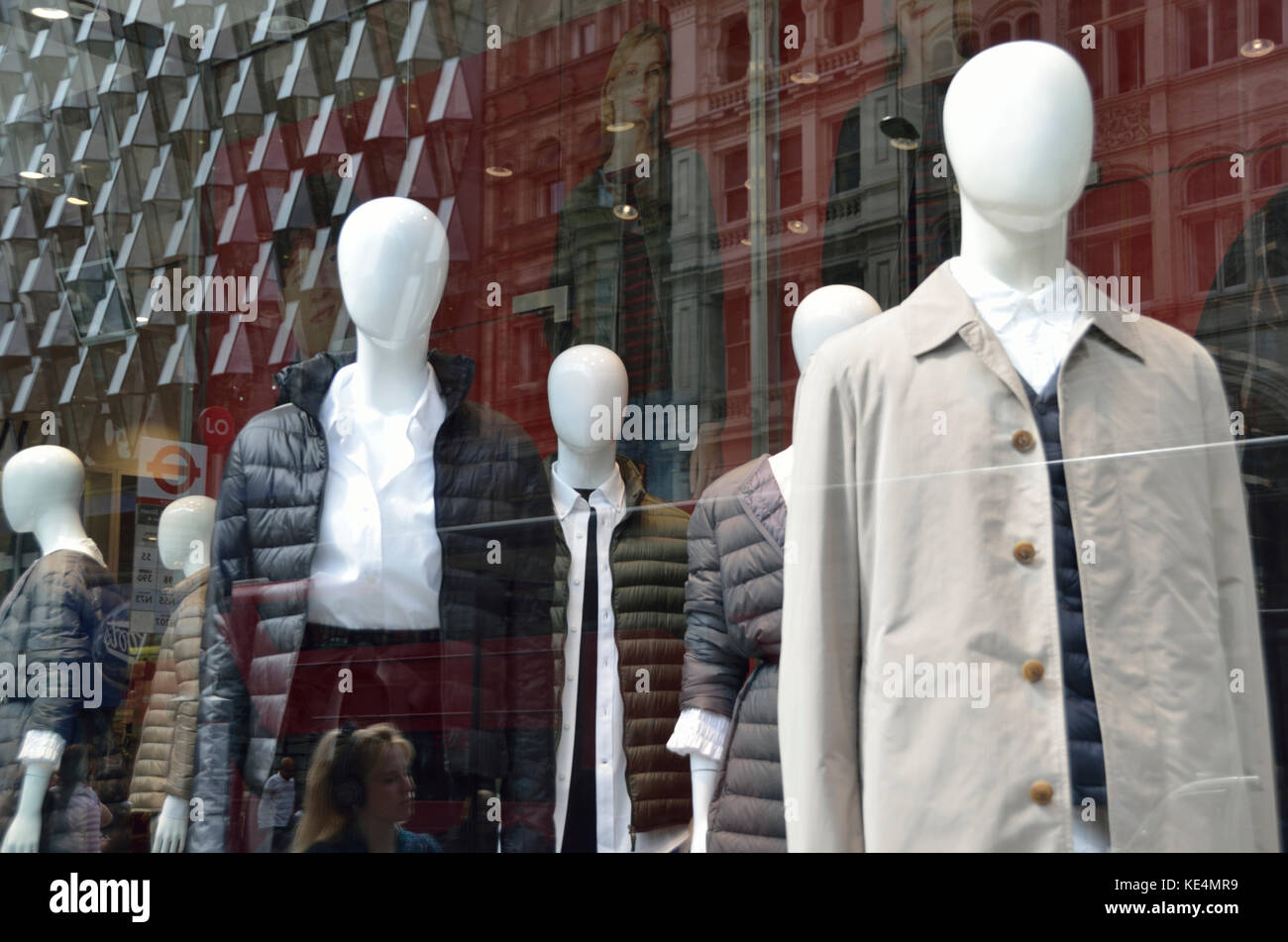 Manichini senza volto in un negozio di moda finestra. Foto Stock