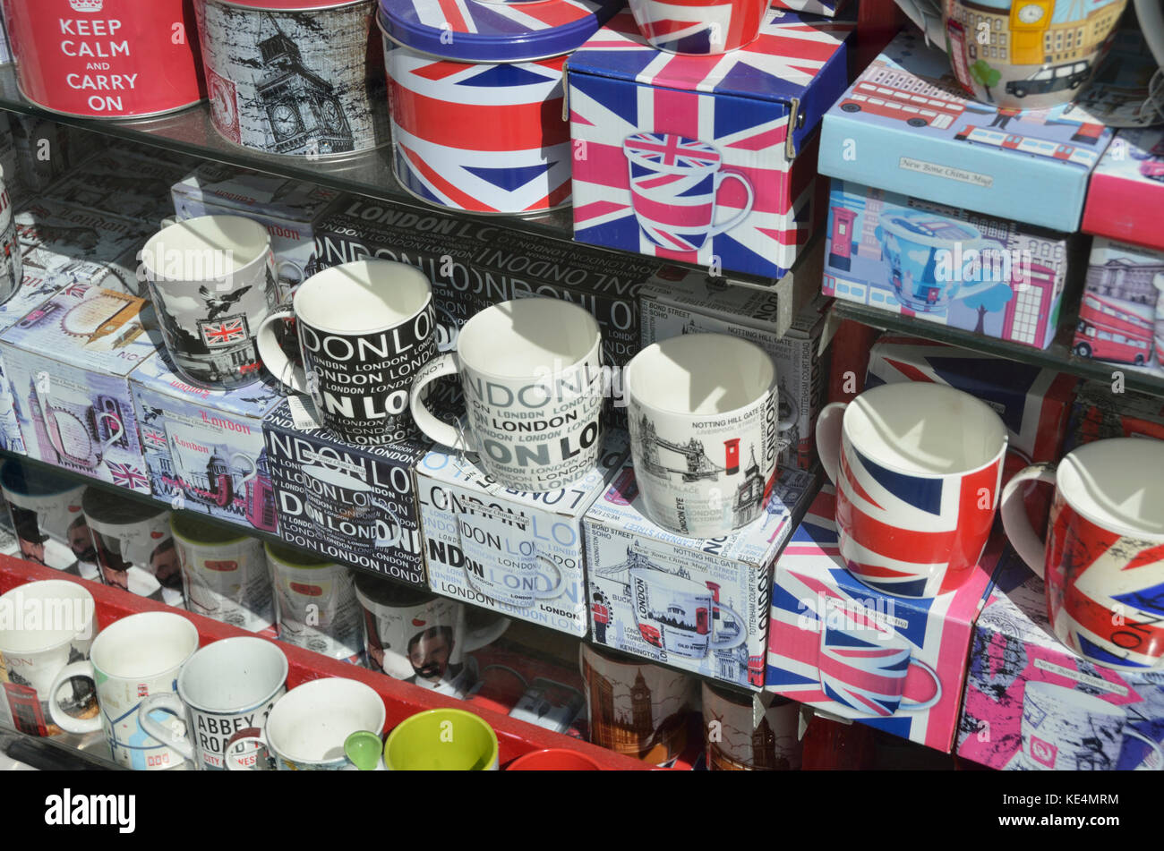 British souvenir mug in un negozio la finestra di visualizzazione, Londra, Regno Unito. Foto Stock