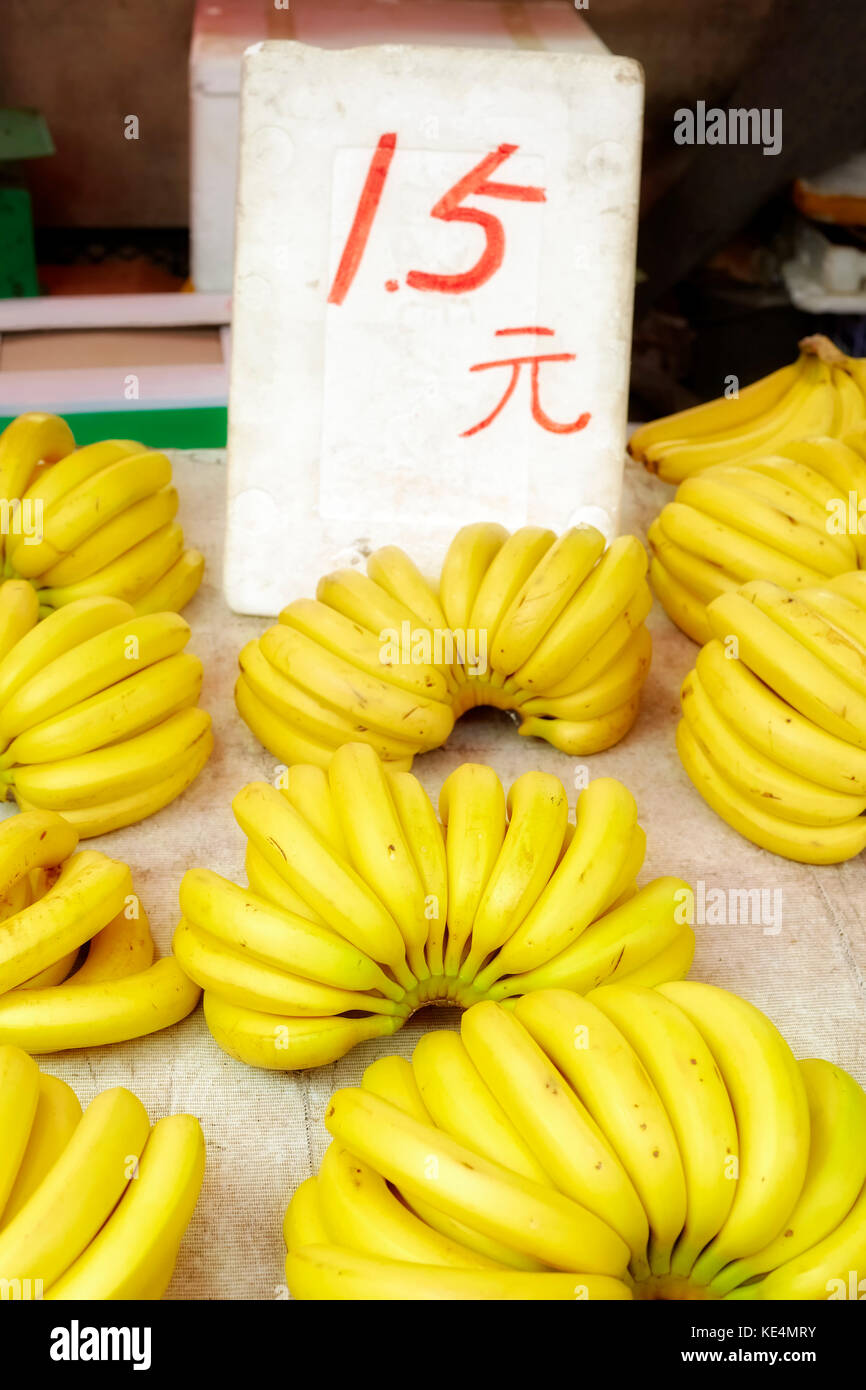 Naturale organico maturo banana grappoli su un mercato locale, il fuoco selettivo in Cina. Foto Stock