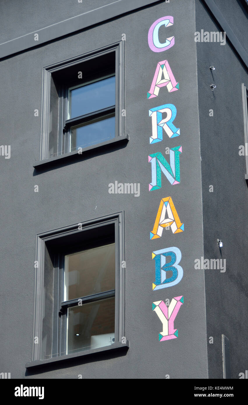 La parola carnaby dipinta sulla fiancata di un edificio, Carnaby Street, Londra, Regno Unito. Foto Stock