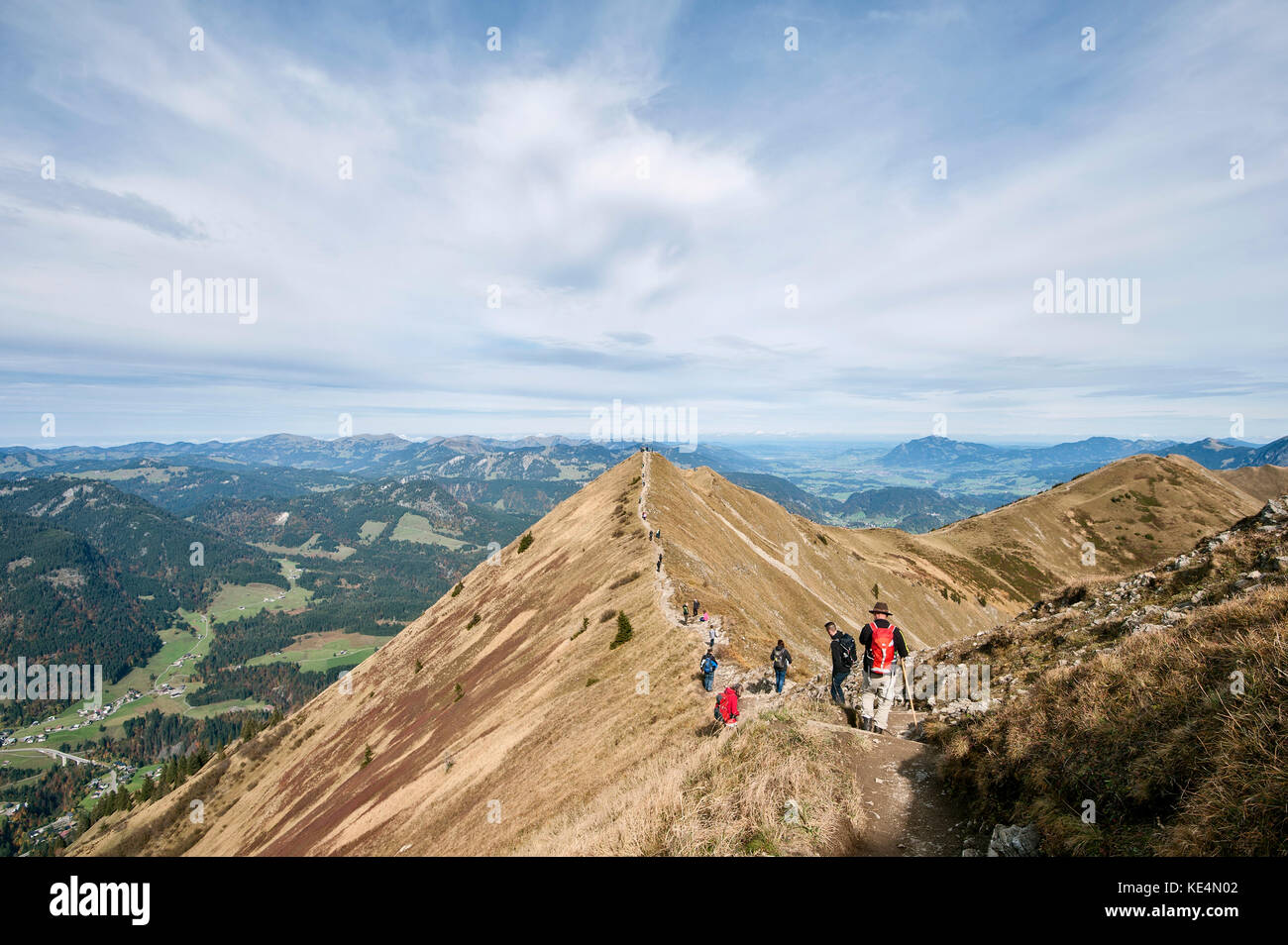 Escursionisti sul crinale di Fellhorn a Kleinwalsertal (Valle di Little Walser)/Vorarlberg. Foto Stock