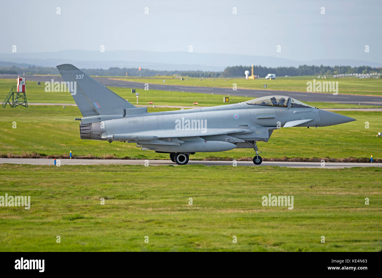 Raf Eurofighter Typhoon aeromobili operativi in joint warrior 2017 esercizio a RAF Lossiemouth, murene. Scozia. Foto Stock