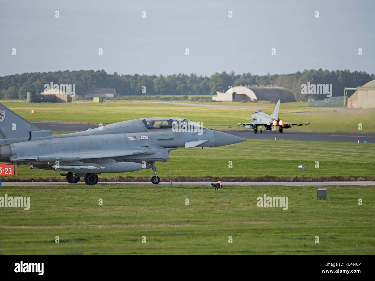 Raf Eurofighter Typhoon impegnato nel 2017 guerriero comune esercitazione NATO si prepara a volare fuori di lossiemouth in Moray, Scozia. Foto Stock