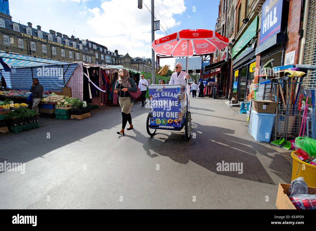 Londra, Inghilterra, Regno Unito. Whitechapel Road - bancarelle di mercato e Stop Me e acquistare un venditore di gelati Foto Stock