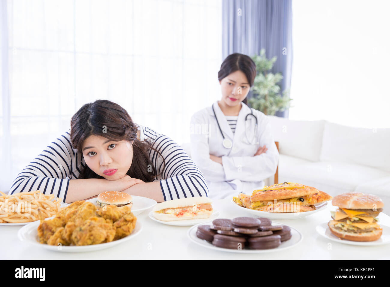 Lo stile di vita della donna grassa e la sua nutrizionista Foto Stock