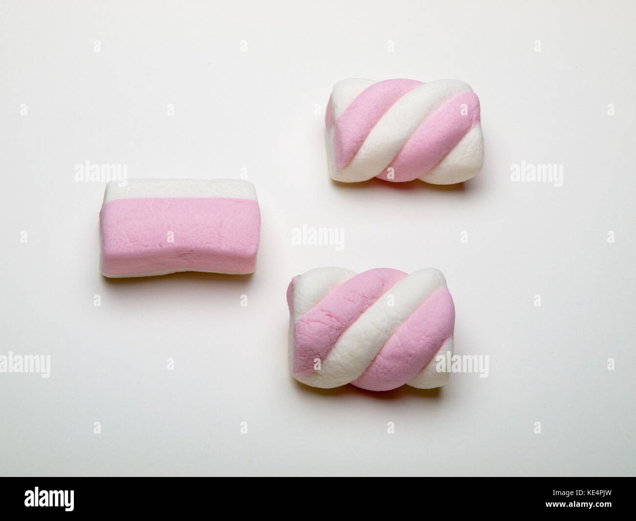 Fluffy rosa bianco marshmallows, isolato su sfondo bianco Foto Stock