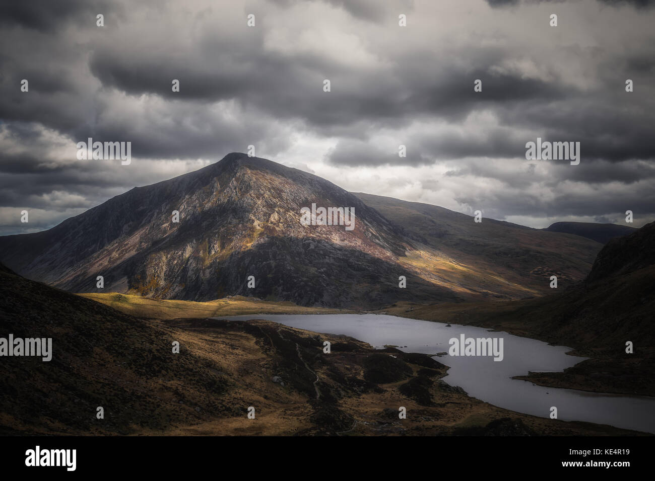 Llyn Ogwen in Snowdonia su un giorno di tempesta Foto Stock