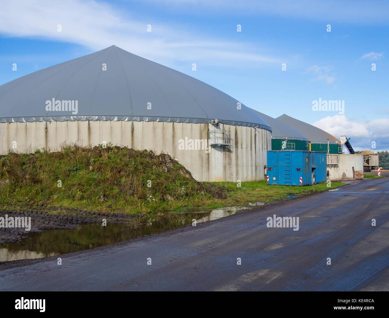 Impianto di produzione di biogas impianti di energia sulla fattoria in campagna con il cielo blu, Schleswig-Holstein, Germania. Foto Stock