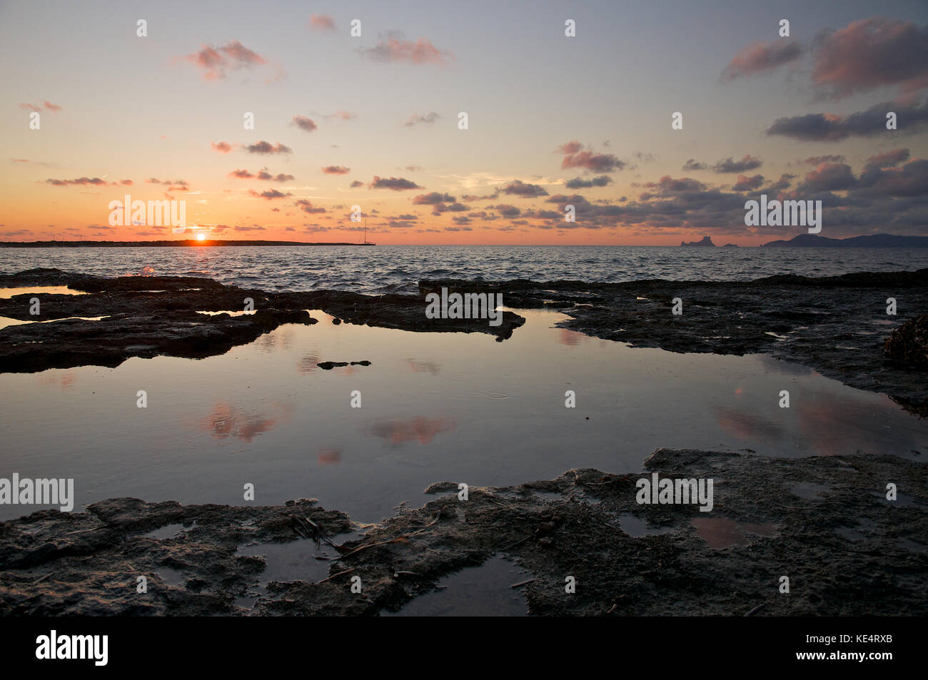 Tramonto a Formentera seashore, vista panoramica di Es Vedrá e Ibiza Isole (Isole Baleari, Spagna) Foto Stock