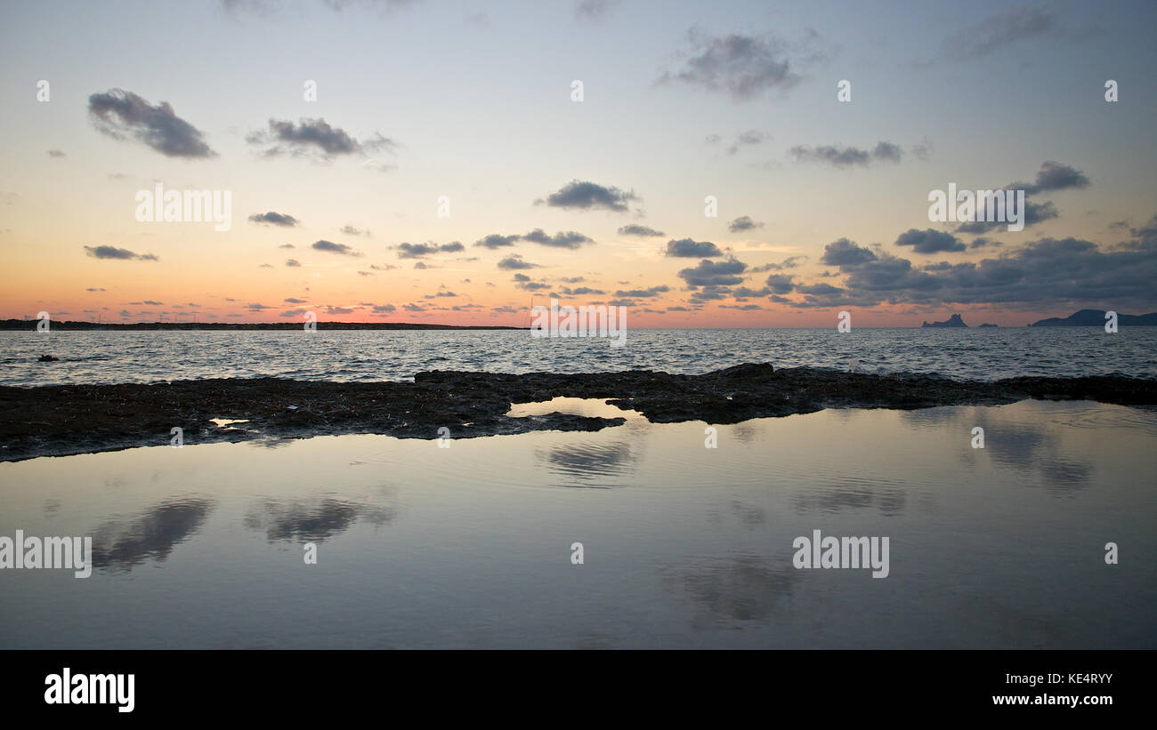 Tramonto a Formentera seashore, vista panoramica di Es Vedrá e Ibiza Isole (Isole Baleari, Spagna) Foto Stock