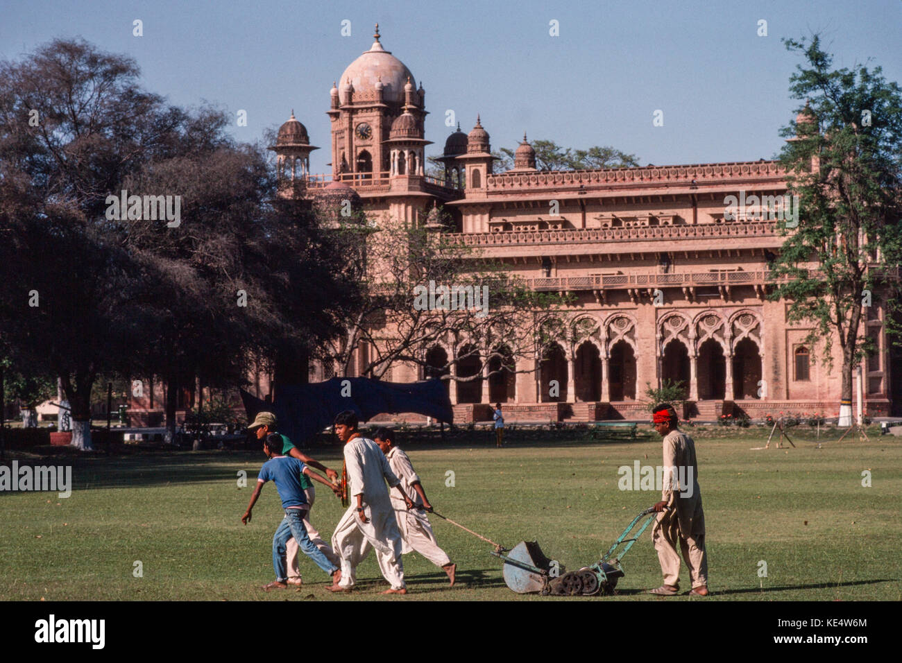 La falciatura di prati a Aitchison College, un famoso indipendente semi-privati boys school, Lahore, Pakistan. Foto Stock