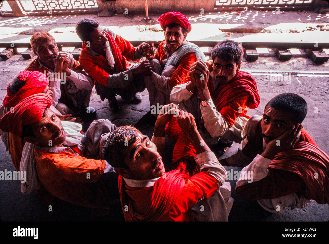 Facchini in attesa di lavoro a Lahore stazione ferroviaria, Pakistan 1990 Foto Stock