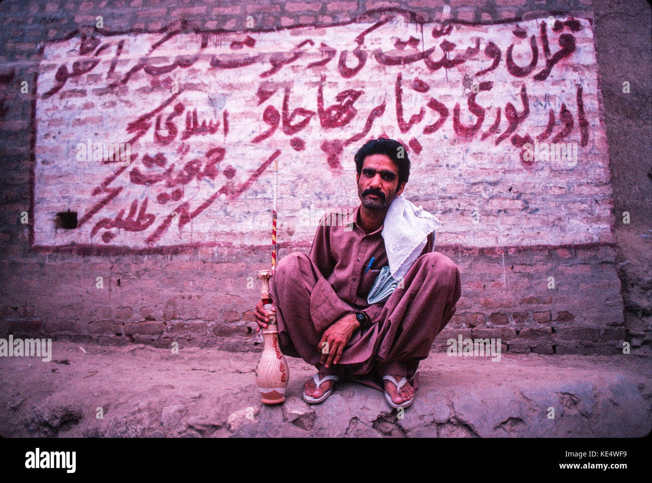 Un giovane con la sua pipa ad acqua, Peshawar, Pakistan Foto Stock