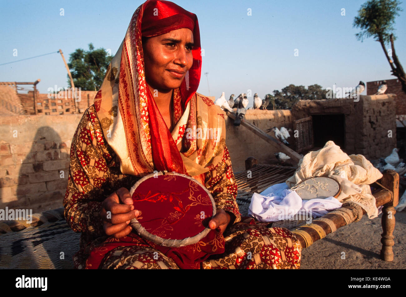 Jemina Khan del ricamo tessili è costituito da locali punjabi donne sul portatile in miniatura, telai, 2001 Foto Stock