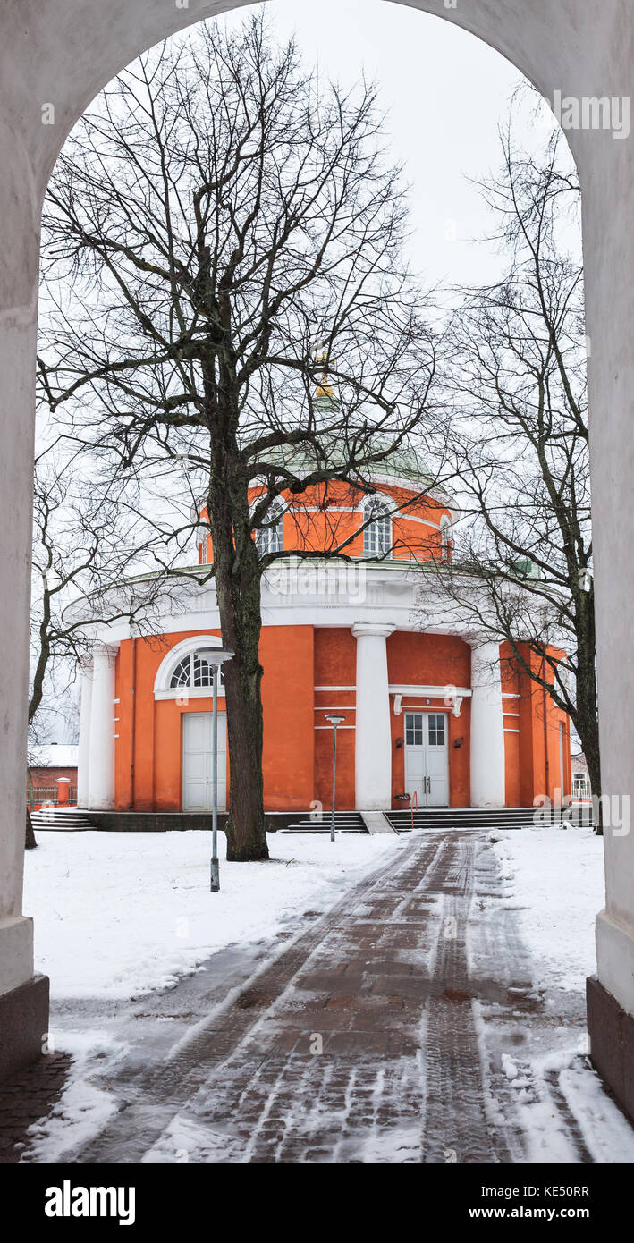 La chiesa ortodossa di San Pietro e di san Paolo nel giorno d'inverno. Hamina, Finlandia. Fu costruito nel 1837, progettato da italiano-architetto francese Louis viscont Foto Stock