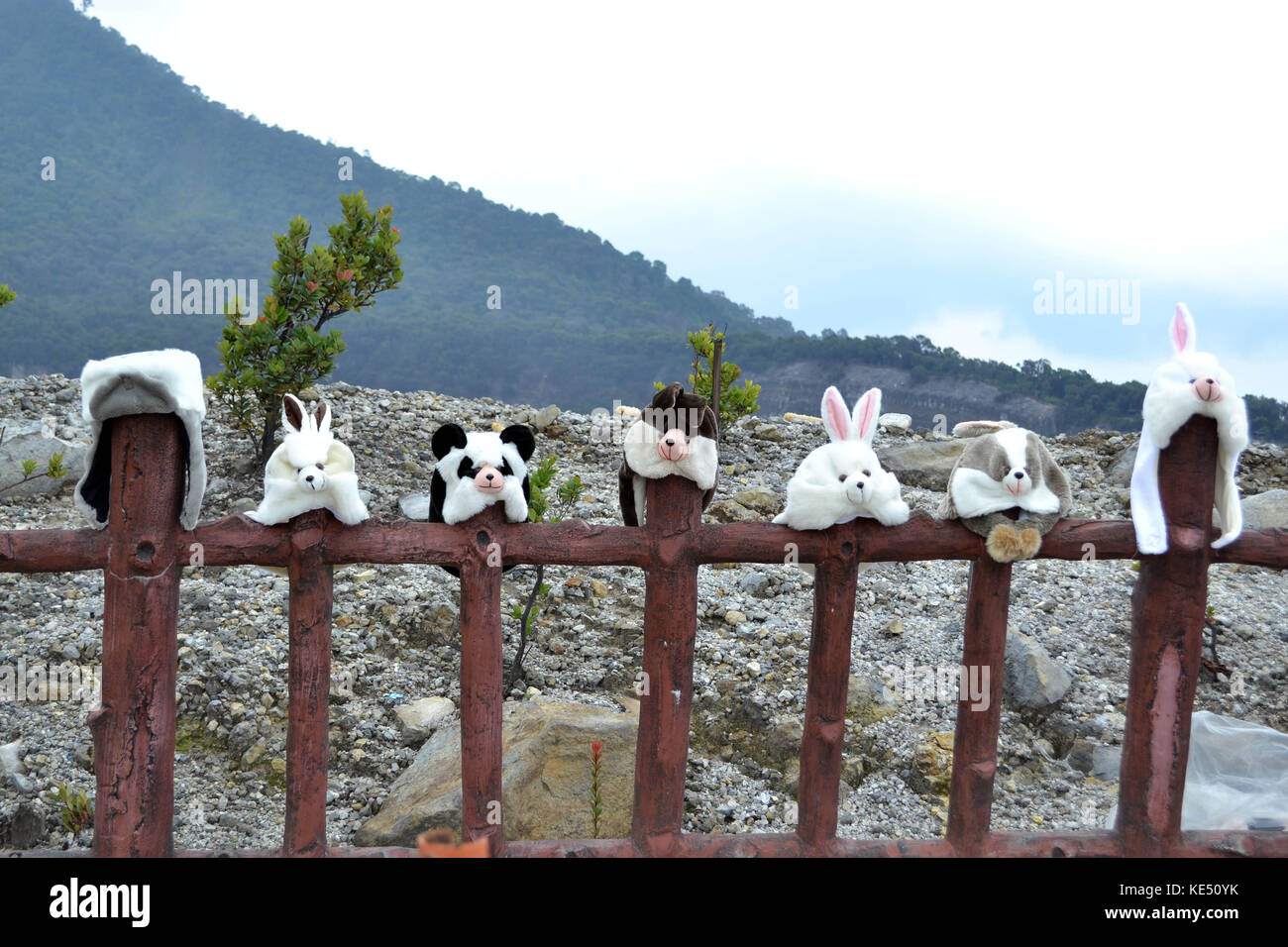 Gente che vende alcuni souvenir intorno Tangkuban Perahu. Questo si vende carino hat. pic è stata adottata nel novembre 2015. Foto Stock