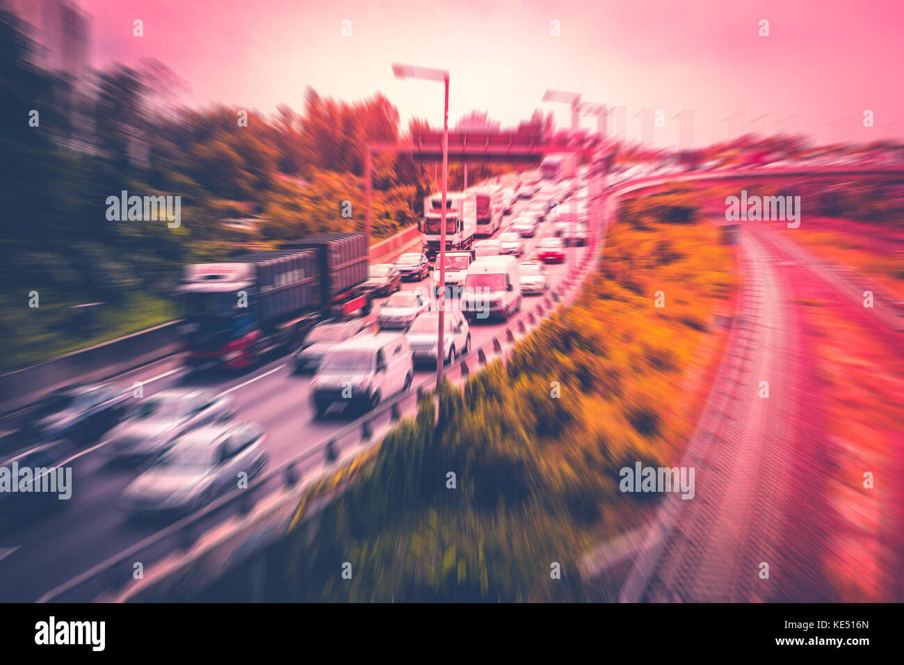 Automobili nel traffico su autostrada - concetto sfocatura del movimento Foto Stock