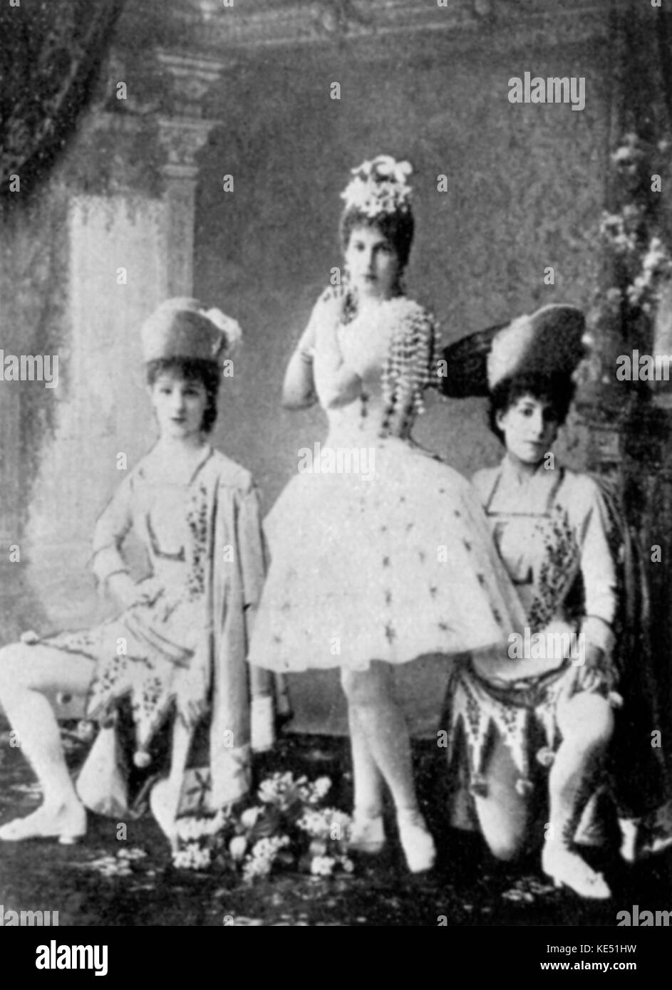 Sleeping Beauty (o 'La Belle au Bois dormienti") - balletto con musiche di Pyotr Ilyich Tchaikovsky. Costumi per la fata lilla (Marie Petipa) e le sue pagine, progettato da Ivan Vsevolozhsky & Andreyevich ad incoraggiare Sciskòv. Coreografia di Marius Petipa. Eseguita in corrispondenza del Maryinsky Theatre di San Pietroburgo, 1890. PIT: 7 maggio 1840 - 6 novembre 1893. Piotr Ilitsch Tschaikowski. Petr Ilich Ciaicovskij. Piotr Illyich Tchaikovsky. Foto Stock