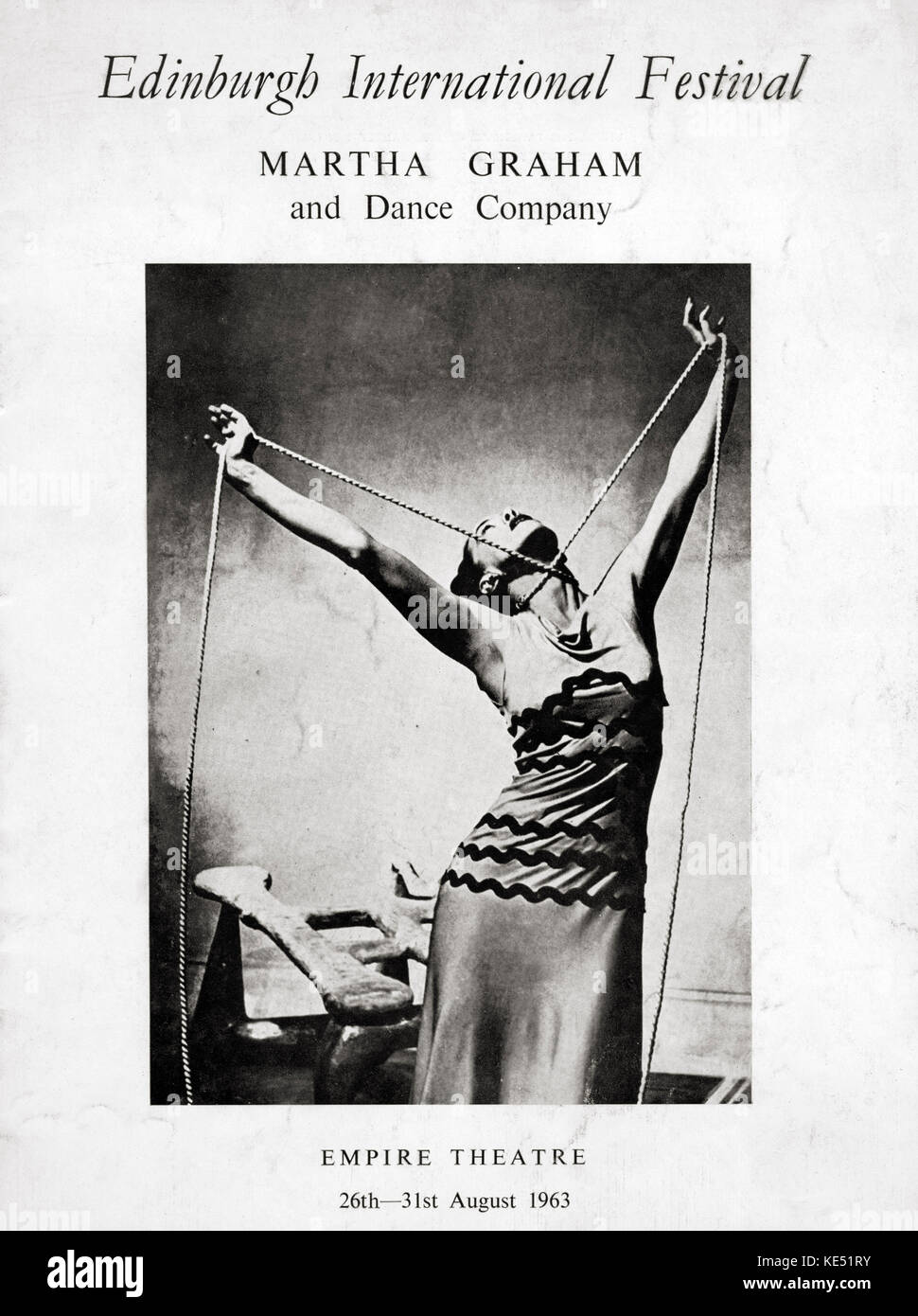 Martha Graham programma da Edimburgo. - Ritratto - American coreografo e ballerino - 11 Maggio 1894 - 1 Aprile 1991 - sulla copertina del programma di Edinburgh International Festival, 26-31 agosto 1963 Foto Stock