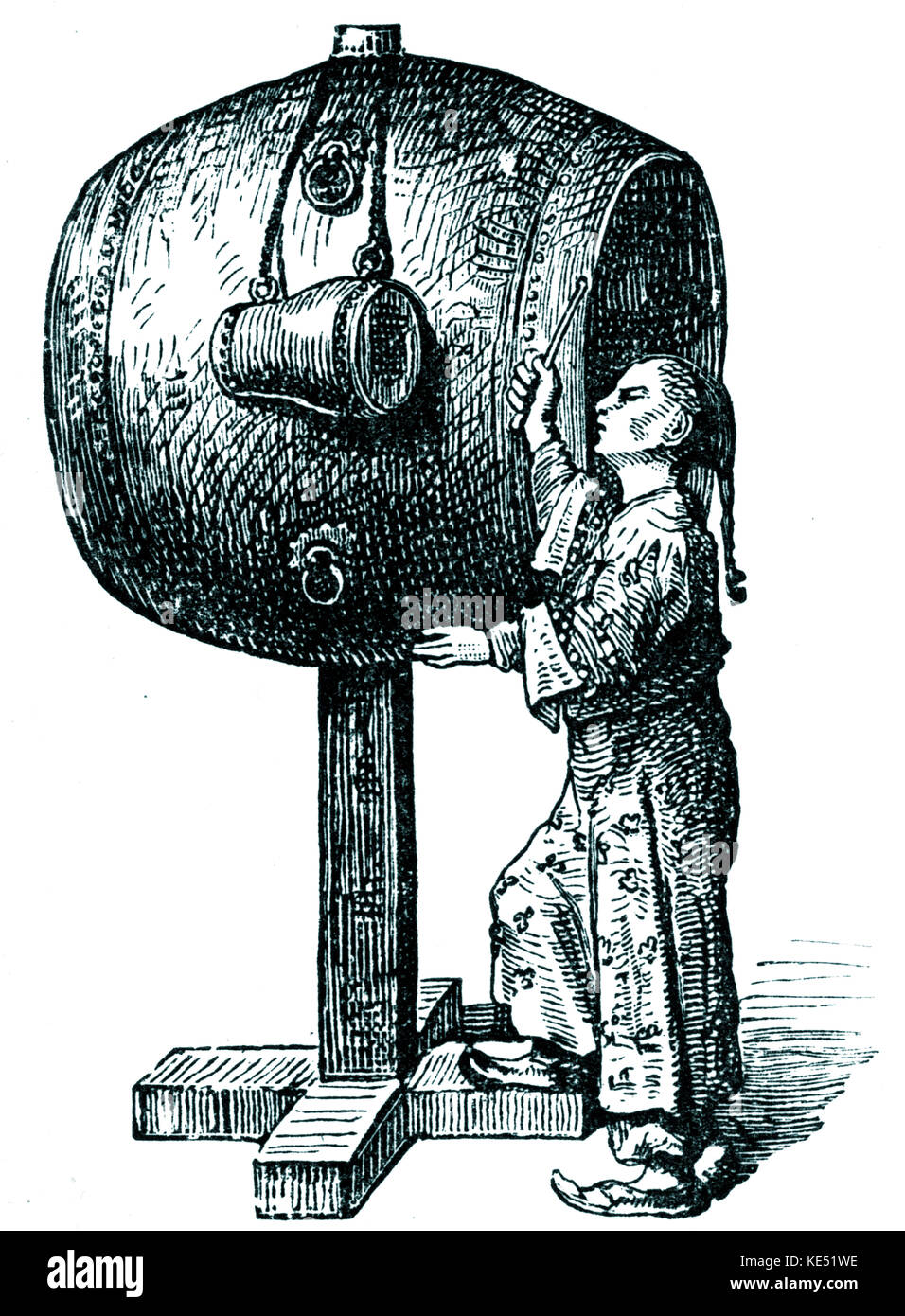 Hiuen-Kou - il gigante tamburo suonato da un musicista cinese inventata c.1122 a.c. durante la dinastia di Tcheou, per l'utilizzo presso il Palazzo Imperiale. Foto Stock