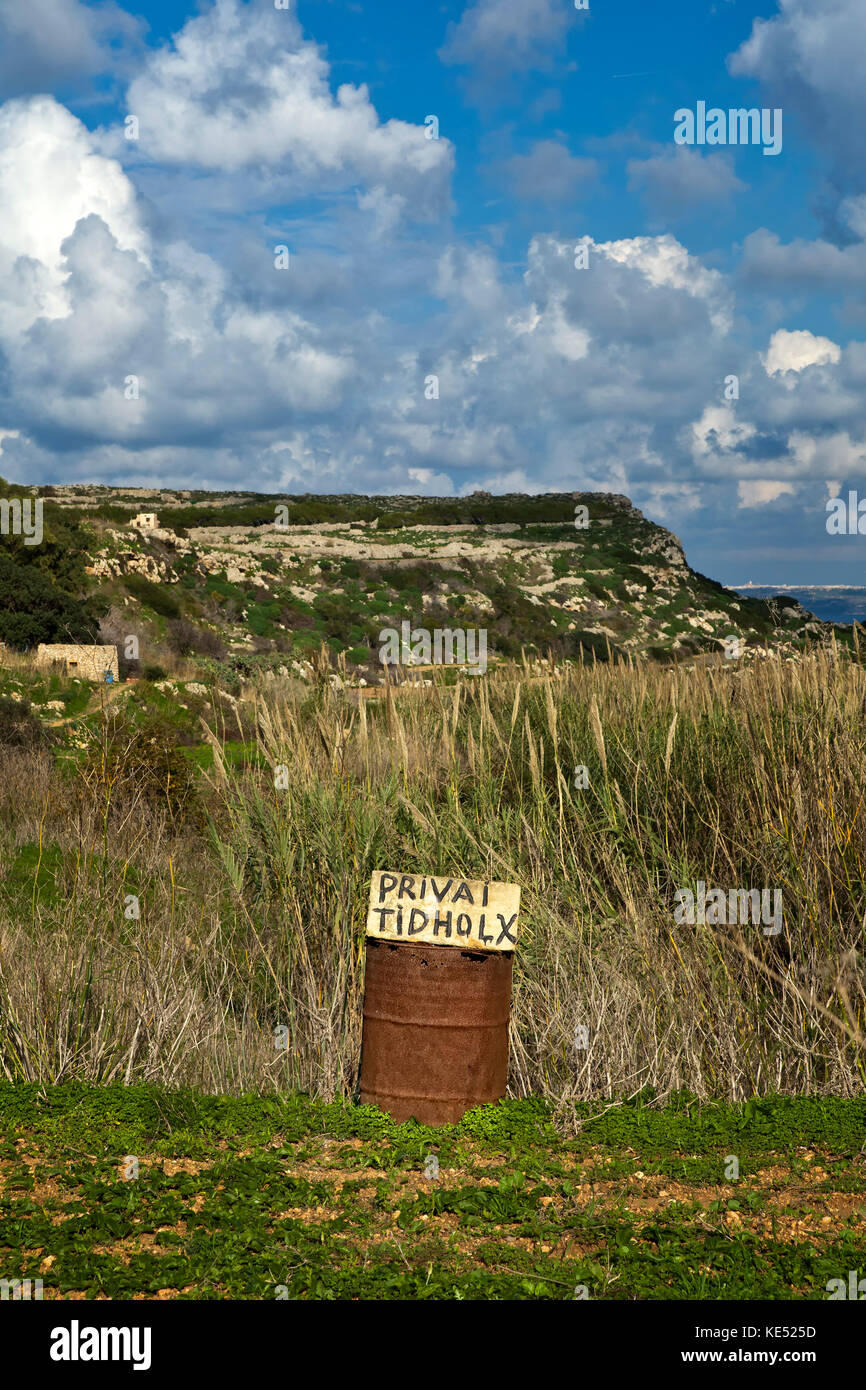 Quando passeggiate in campagna ho malta, ci si trova di fronte a un centinaio di ad hoc dicendo segni privato, non immettere o rto (breve per riservato in italia Foto Stock