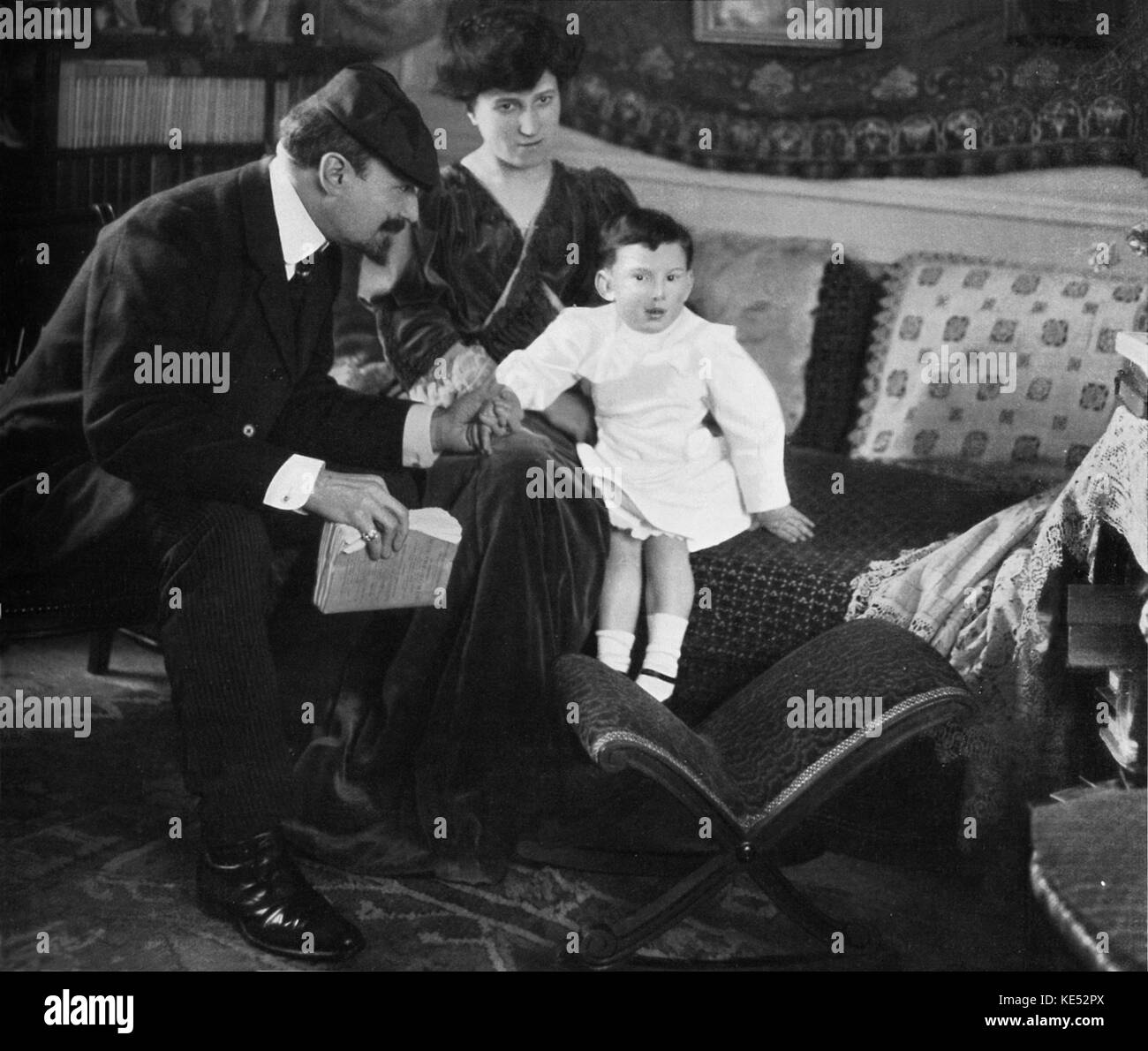 Camille Erlanger con la sua famiglia nel 1906. Francese opera compositore 24 Maggio 1863 - 24 Aprile 1919 Foto Stock