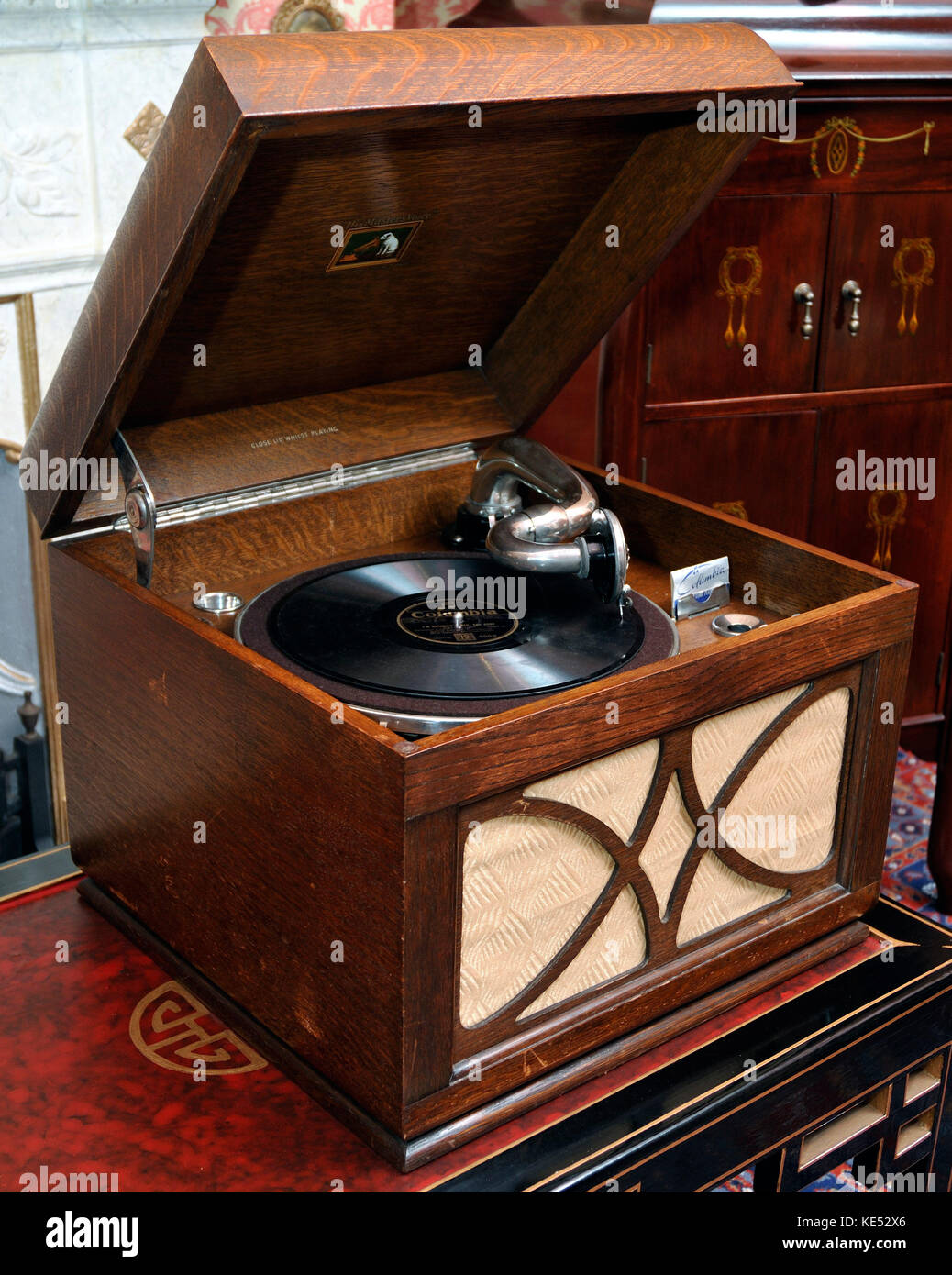 Grammofono portatile dal 1940s. HMV modello 102. Fabbricato 1931 - 1958. Sound box sulla parte anteriore del grammofono. Giradischi con Parlophone record. Ha suonato con il coperchio aperto. Foto Stock