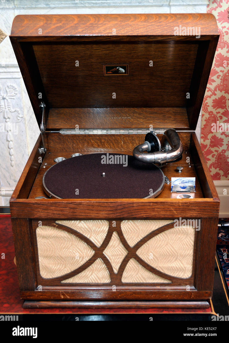 Grammofono portatile dal 1940s. HMV modello 102. Fabbricato 1931 - 1958. Sound box sulla parte anteriore del grammofono. Giradischi con Parlophone record. Ha suonato con il coperchio aperto. Foto Stock