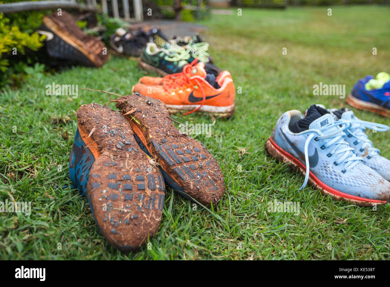 Gli addestratori fangosi sporchi si asciugano dopo una corsa di addestramento a Kaptagat, Kenya. Foto Stock