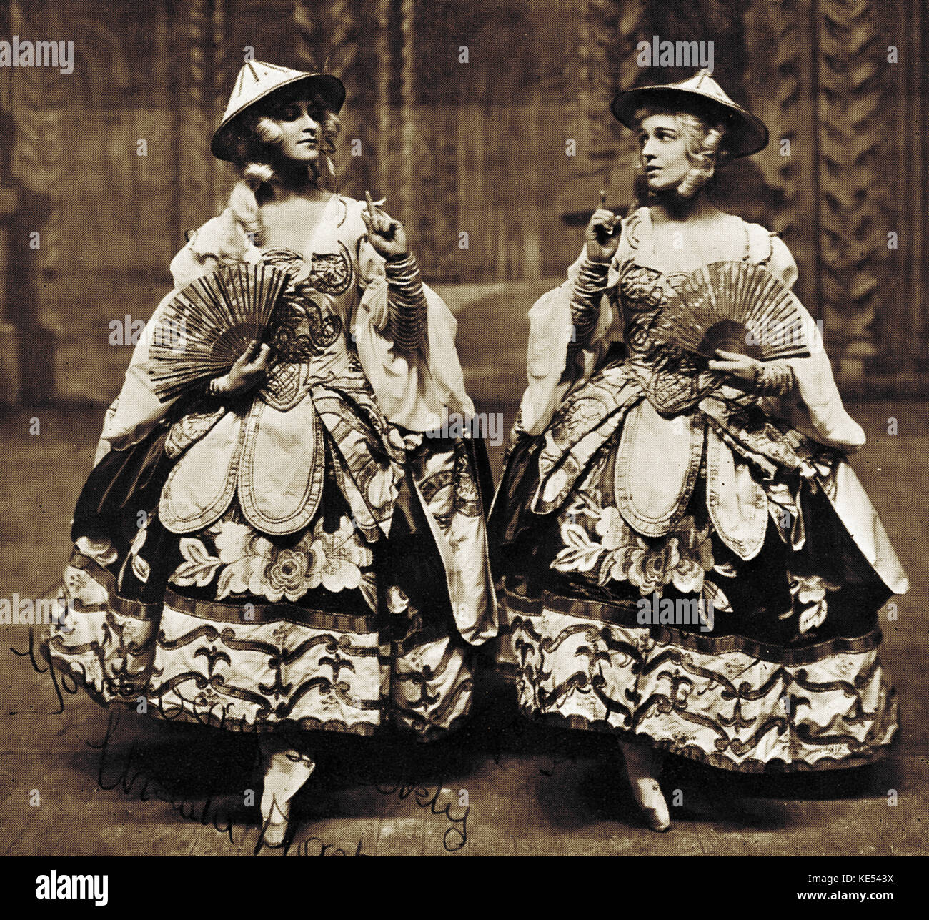 Leon Bakst della Principessa di porcellana i costumi di Tchaikovsky "Sleeping Princess' (Le Mariage de Belle au Bois dormiente). Il Balletto di Marius Petipa, musica da P. I. Ciaikovskij. Rilancio come presentato dal balletto di Diaghilev Co., Alhambra Theatre, Londra, 1921. LB: 10 Maggio 1866 - 28 dicembre 1924. PT: Il compositore russo, 7 maggio 1840 - 6 novembre 1893. Foto Stock