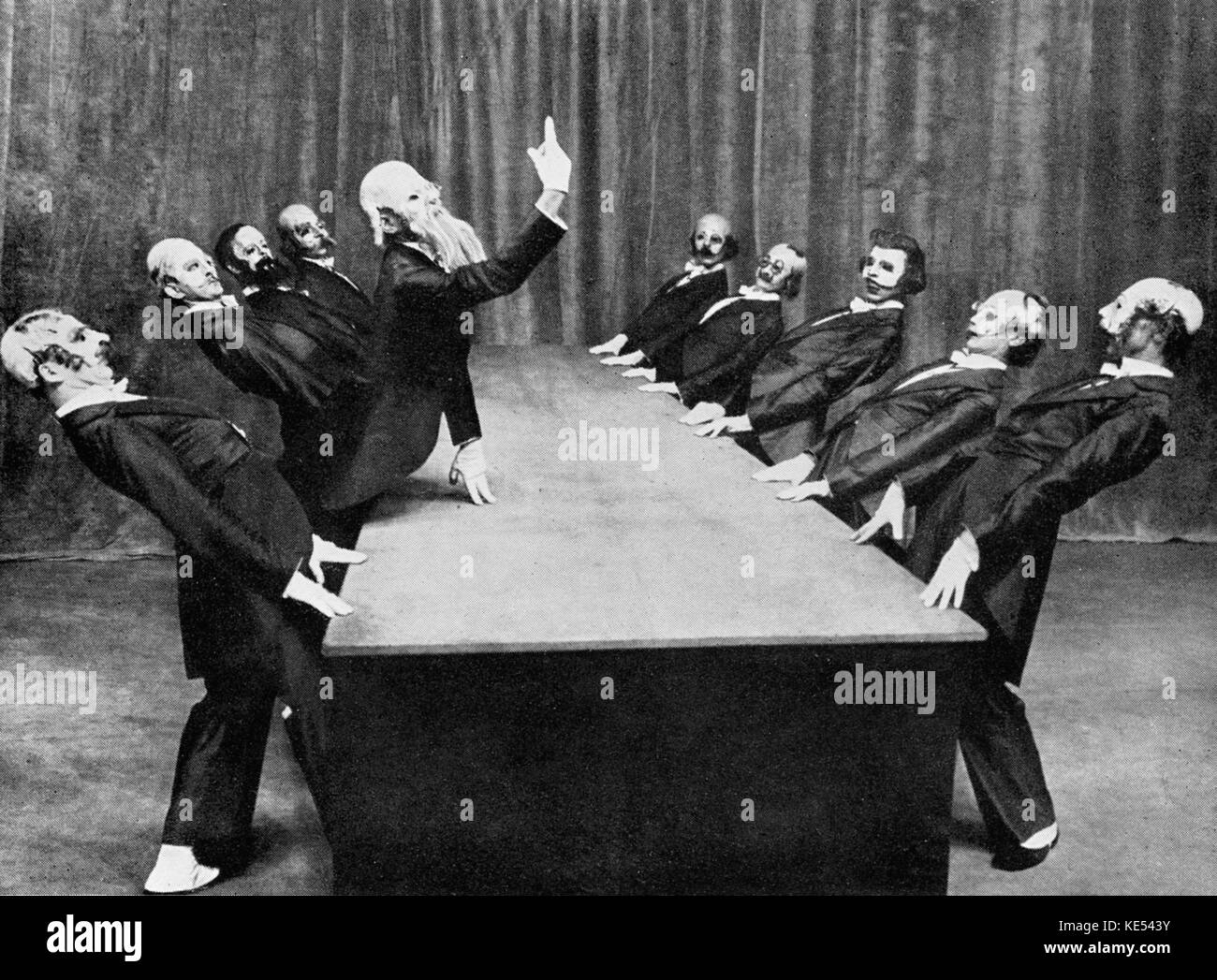 Hein Heckroth i costumi per 'il tavolo verde". Il Balletto di Kurt Jooss, musica da F. A. Cohen. Presentato da balletti Jooss, Parigi 1932. HH: German Theatre designer, 14 Aprile 1901 - 6 luglio 1970. KJ: Tedesco Danzatrice, coreografa e direttore di balletto, 12 Gennaio 1901 - 22 maggio 1979. Foto Stock