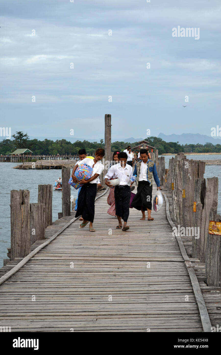 Il popolo di attività su u bein bridge intorno a Mandalay, myanmar. sosteneva di essere il più lungo ponte di legno nel mondo ed è stato il coperchio del piano di Solitario Foto Stock