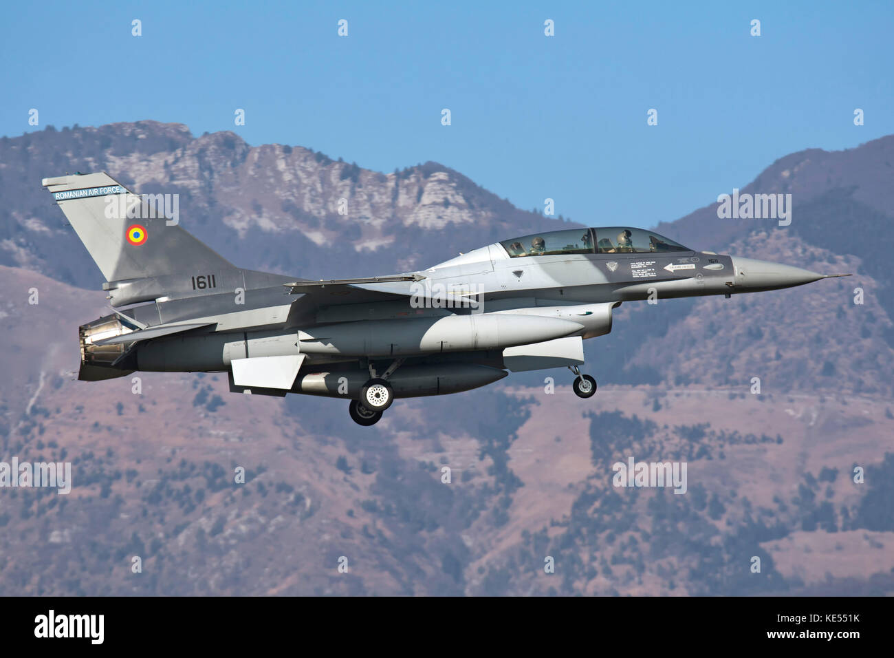 L'F-16B Block 20 MLU dell'aeronautica militare rumena si prepara all'atterraggio. Foto Stock