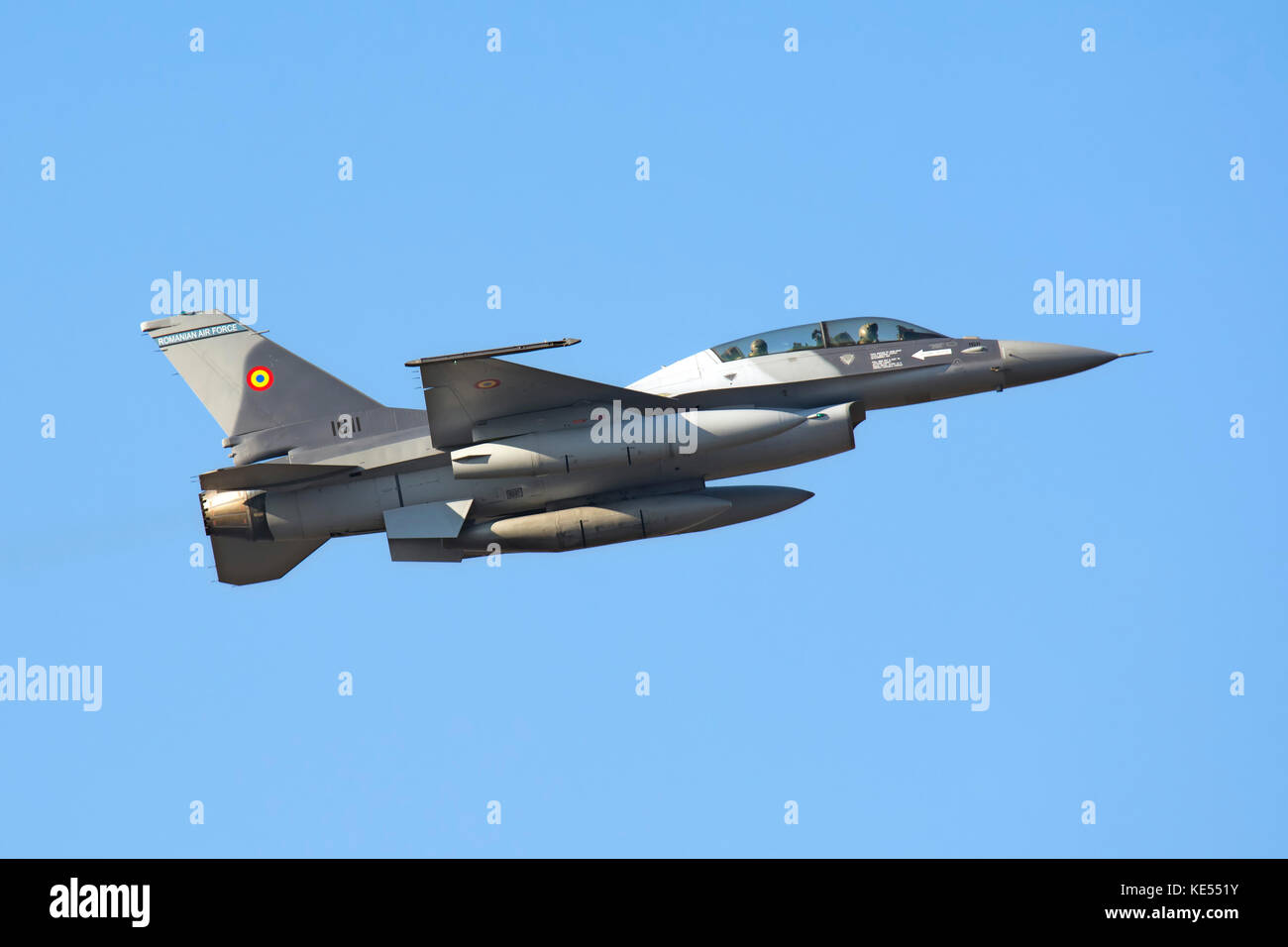 F-16B dell'aeronautica militare rumena blocco 20 MLU in decollo. Foto Stock