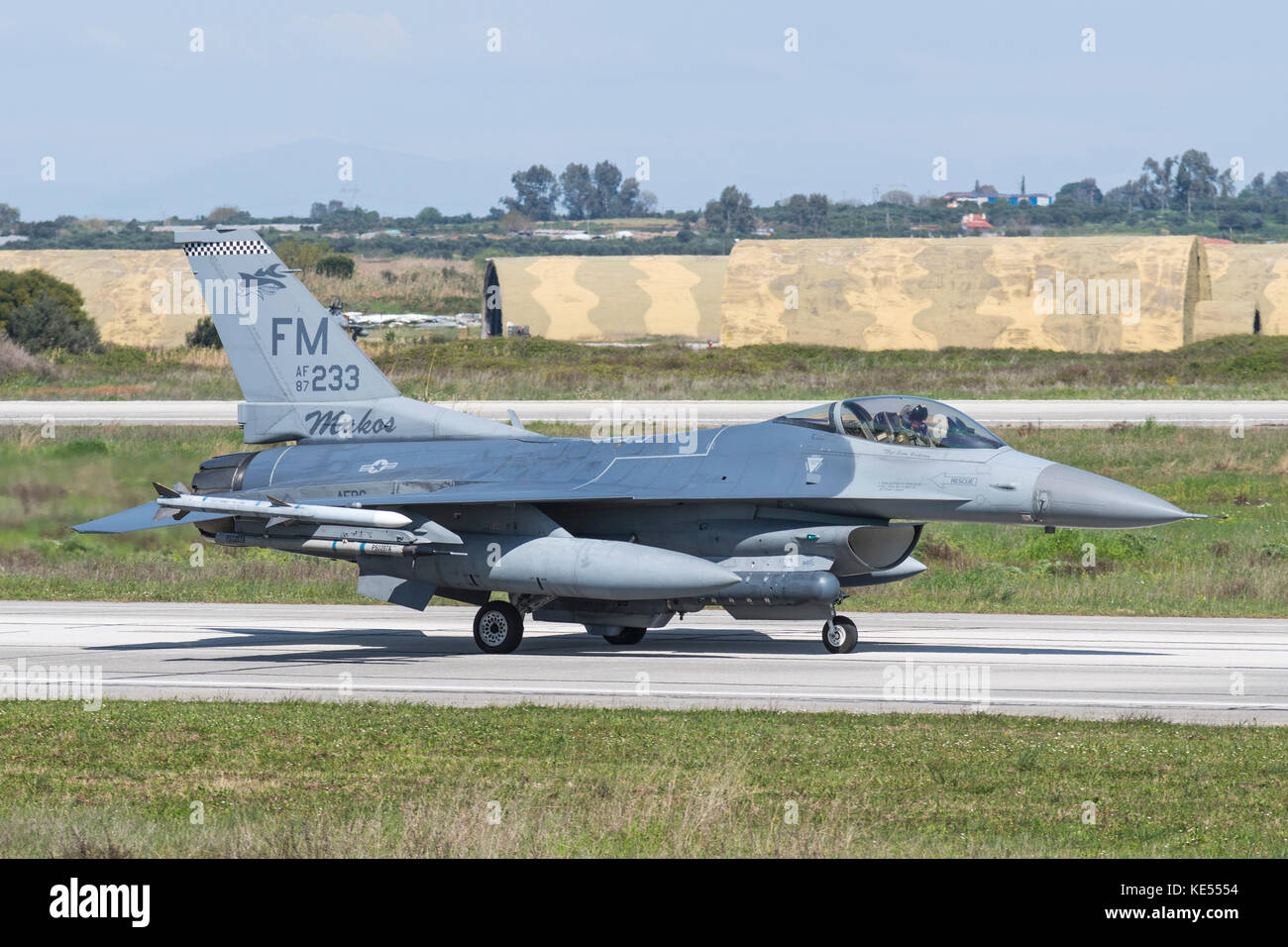 Us Air force comando reserve f-16c blocco 30 in rullaggio a andravida air base. Foto Stock