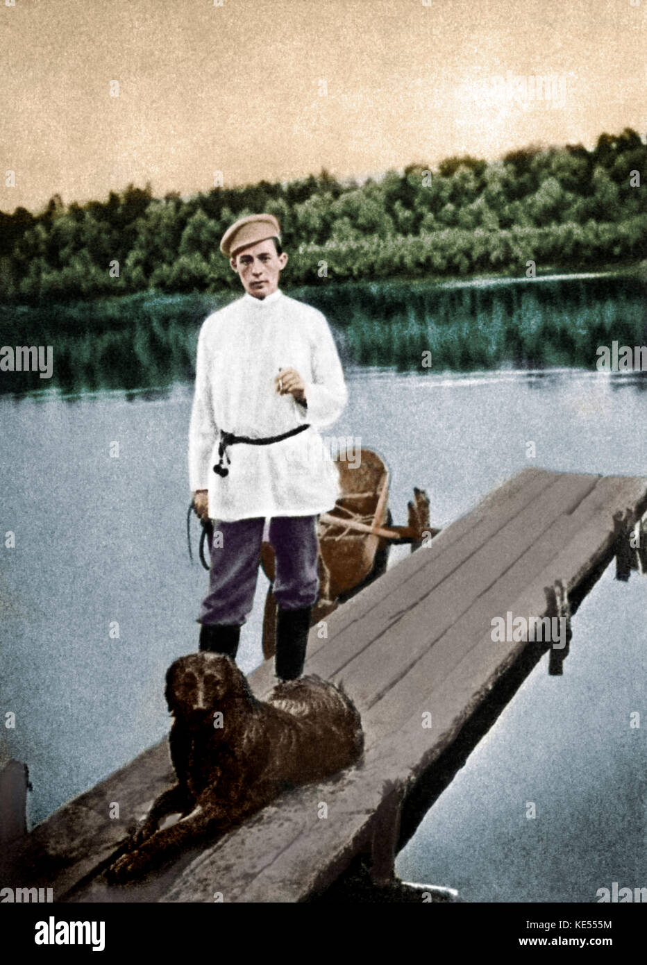 Sergei Rachmaninov come un giovane uomo vestito di Russo con il cane Levko su jetty di Krasnyenlykoe station wagon , 1899. Il russo pianista e compositore, (1873-1943). Versione Colorised. Foto Stock