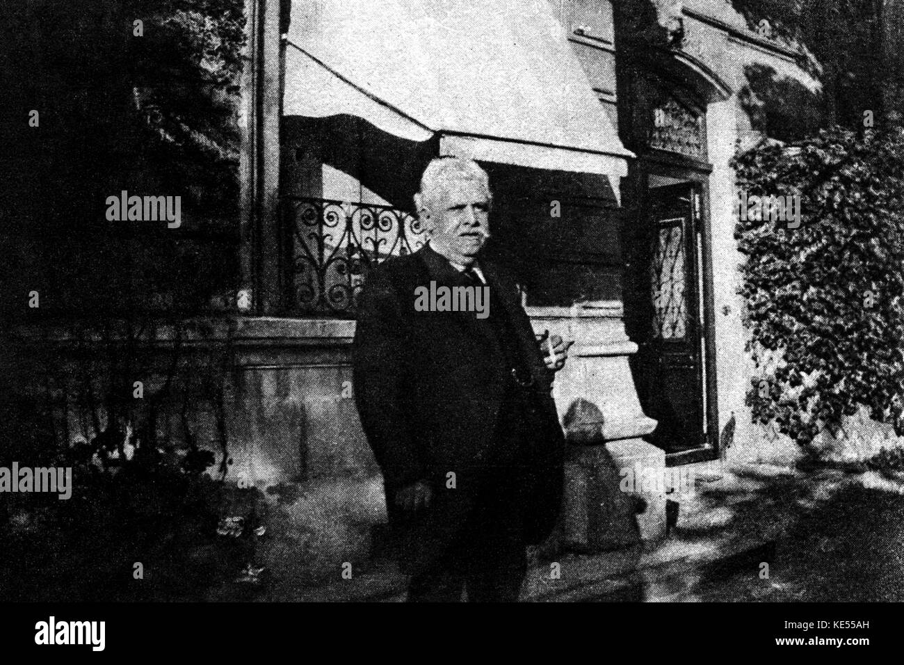 Il padre di Claude Debussy al di fuori. CD: il compositore francese, 22 agosto 1862 - 25 Marzo 1918. Foto Stock