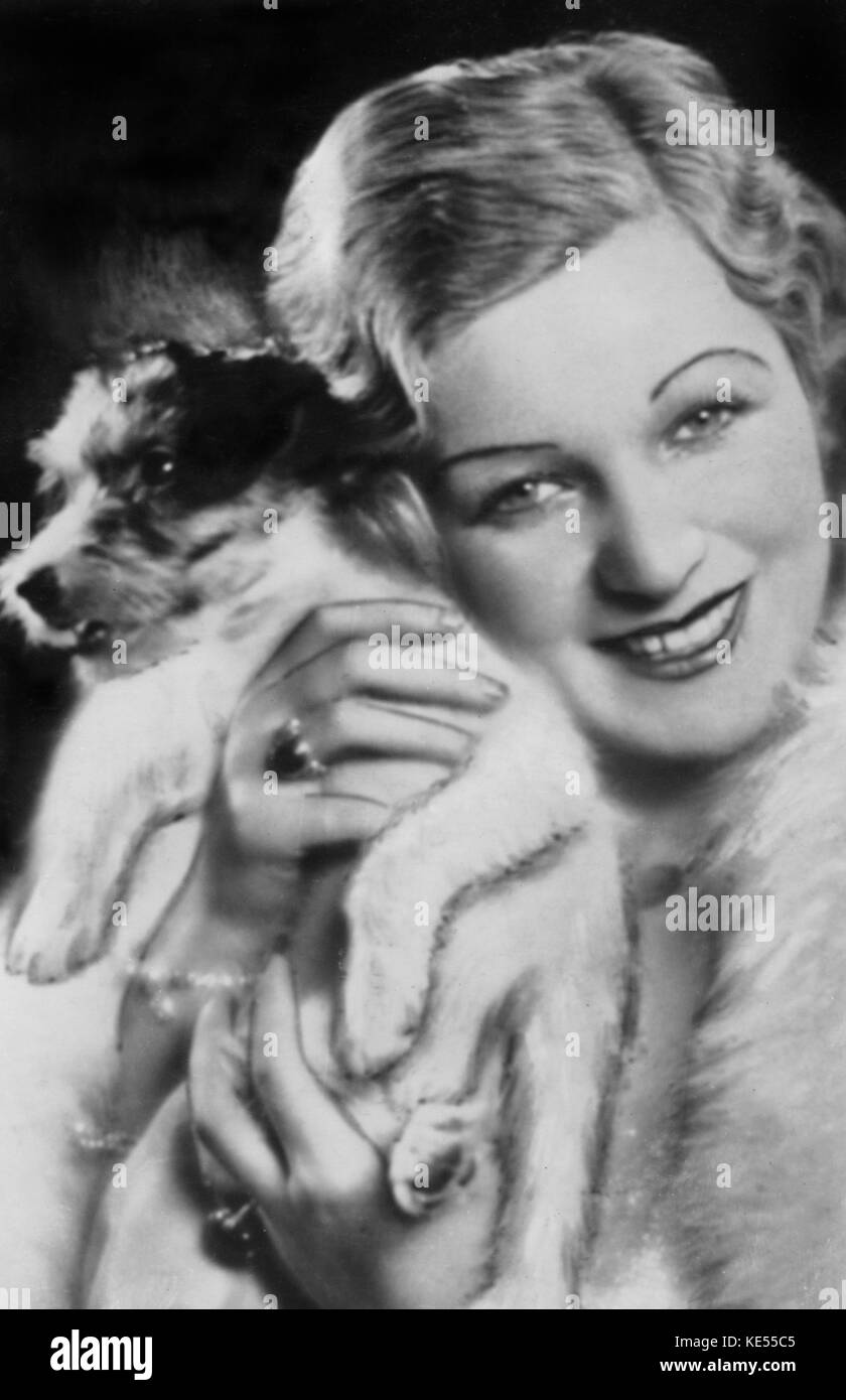 Gitta Alpar, ritratto con cane pubblicità cartolina. Ungherese nato opera ed operetta singer 5 Febbraio 1903 - 17 Febbraio 1991 Foto Stock