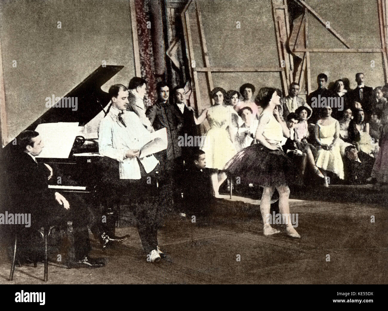 STRAVINSKY (1882-1971) al pianoforte Stravinsky, Fokine e Karsavina durante una prova di L'Oiseau de Feu 1910 nella sala prove del Club tedesco di San Pietroburgo. Associato con il balletto Russe de Diaghilev. È: Il compositore russo, 17 Giugno 1882 - 6 aprile 1971. Foto Stock